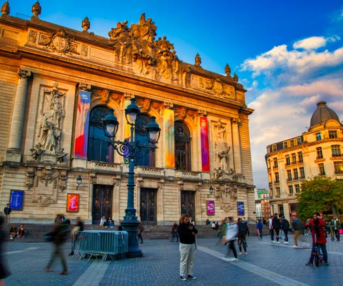 La suite royale du vieux lille et son appartement en location est au coeur du quartier culturel de lille, musee expositions, opéra et théâtre sont à portée
