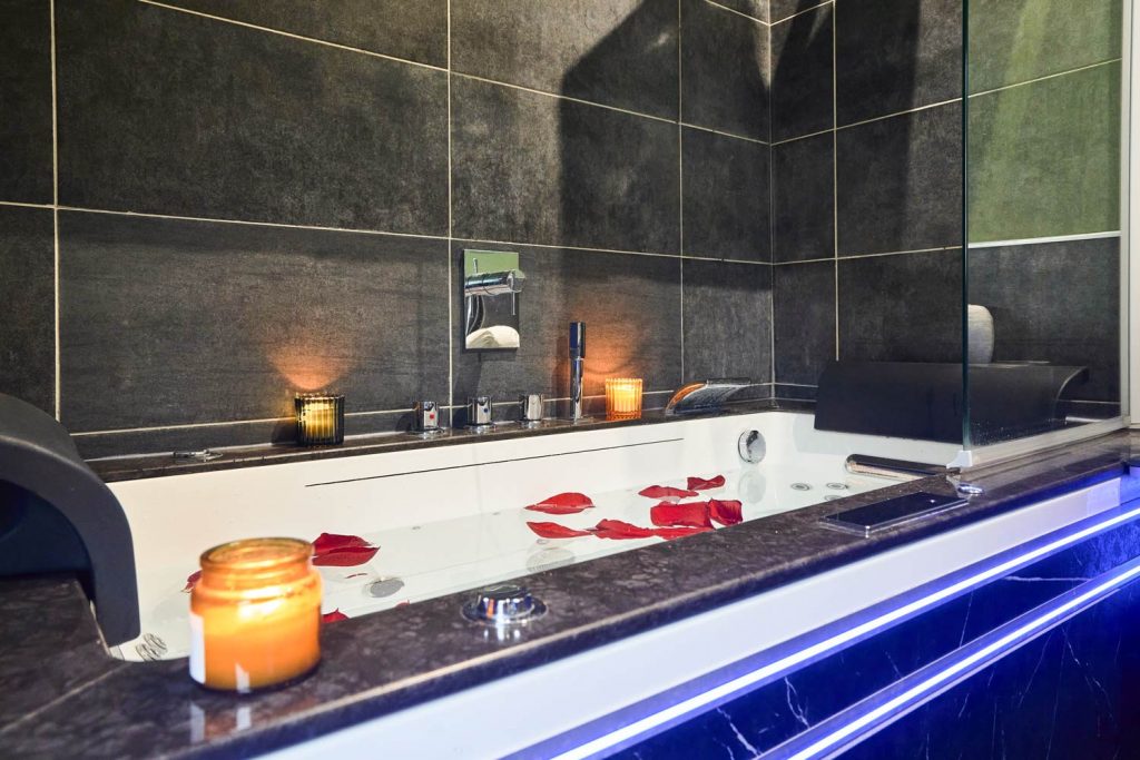 Baignoire spa moderne avec jets massants pour une relaxation optimale dans l’appartement.